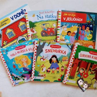 dětské knihy na stolečku